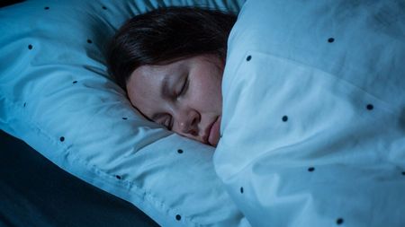 Un doctor a dezvăluit ora la care trebuie să te culci pentru a slăbi: „E cea mai bună”