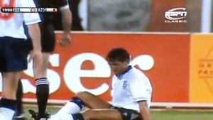 VIDEO AMUZANT** Ce tackling "murdar"! :) Un fost star al Angliei a făcut pe el în timpul meciului! Vezi cum a scăpat de "încărcătură"