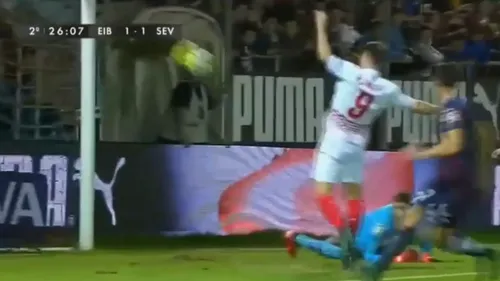 Cu siguranță a durut! VIDEO |  Kevin Gameiro, gol cu penisul în Eibar - Sevilla 1-1