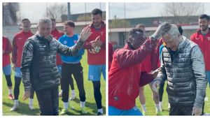 Imagini neverosimile. Fotbaliştii i-au pus făină şi ouă în cap lui Mircea Rednic: de ce au făcut acest gest!