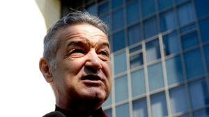 Moment fabulos cu Becali înainte de meciul cu Viitorul: "Ia ține, bă, ochelarii. Ține, bă, ochelarii!" Patronul Stelei, neinteresat de meciul cu Hagi: "Să câștige și nașul o dată"
