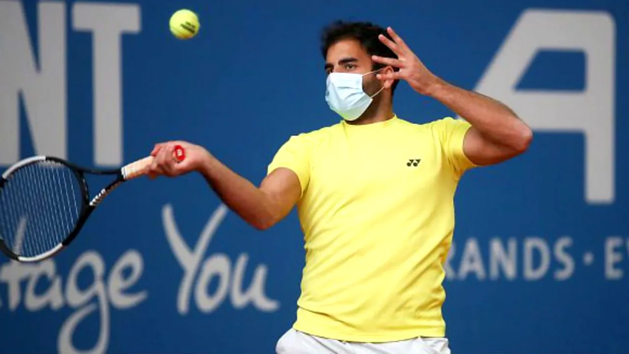 FOTO | Imagine inedită în Germania! Un jucător de tenis a câștigat un meci cu masca pe față