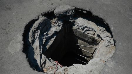 Ce a pățit un milionar celebru pe o stradă dintr-un oraş controversat al României: „Au luat capacul de la canal. M-am dus în rahat până peste cap”