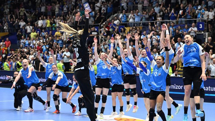 CSM București s-a calificat în Final Four al Ligii Campionilor, după 37-27 cu Esbjerg! Gloria Bistrița a fost învinsă de Brest cu 36-30 și nu va lupta pentru trofeu