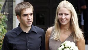 FOTO **Lahm a spus "da" în fața stării civile! Ați vrea să fiți în locul lui? :)