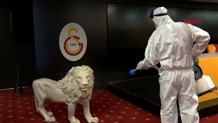 Au dezinfectat și leul! Măsuri speciale la meciul Galatasaray- Besiktas | VIDEO