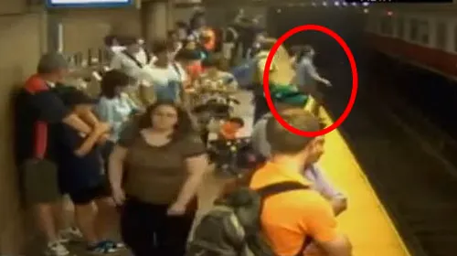 VIDEO Scene de groază la metrou! O femeie cu copilul în brațe s-a prăbușit între șine