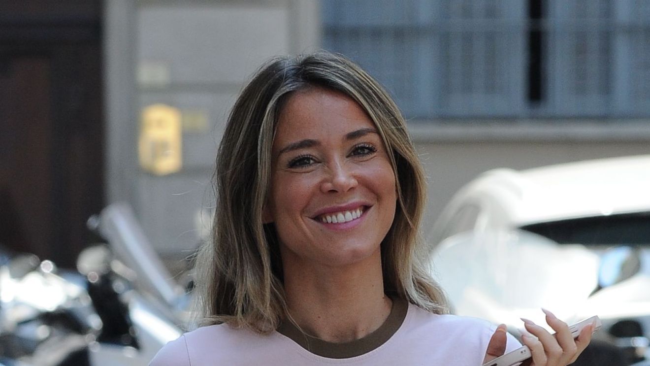 Interzis cardiacilor! Cea mai frumoasă prezentatoare TV s-a filmat în timp ce făcea duș la piscină