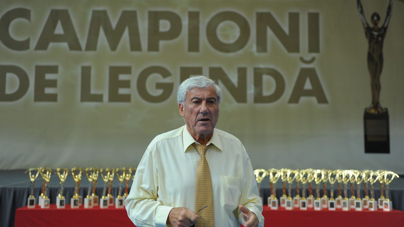Petre Ivănescu împlinește azi 85 de ani. „Bijutierul care a format handbaliști” + „Îmi dădea mereu bani în mărci, și nu puțini, pentru doi foști colegi de la Dinamo, care aveau o situație mai dificilă”