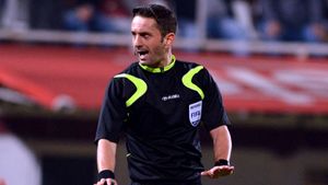 Arbitrul Colțescu, făcut praf de fanii lui Dinamo! Aluzie macabră: "Mai privești mult pe fereastra aia?"