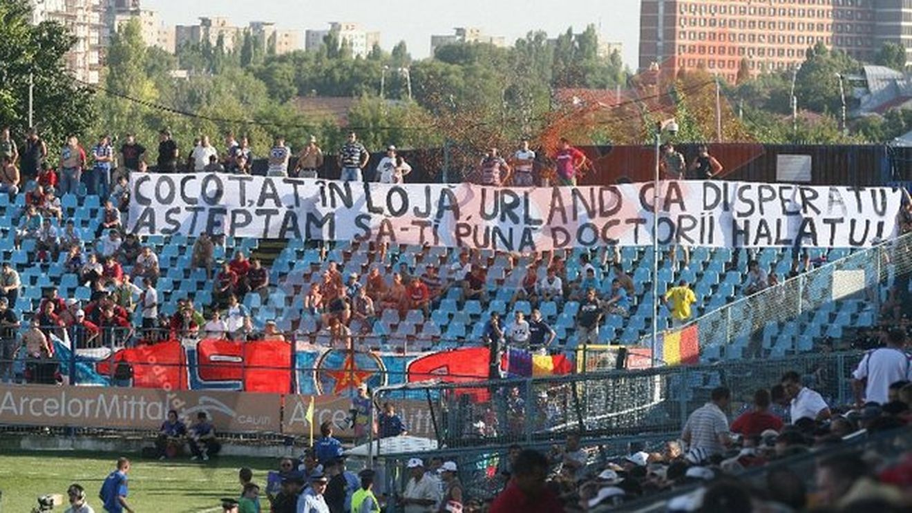 BANNER ANTI GIGI! "Cocoțat în lojă, urlând ca disperatul/** Așteptăm să-ți pună doctorul halatul!"