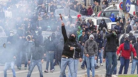 Derby della Capitale însângerat!** VIDEO Infern pe străzile Romei: 8 fani înjunghiați și alte 118 persoane spitalizate