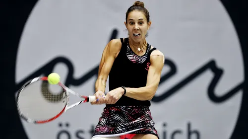 Visul frumos s-a încheiat pentru Mihaela Buzărnescu, în semifinalele turneului de la Linz. Strycova a învins-o, rămân poveștile cu părinții, gluma antrenoarei și zâmbetul: „Sper că sunt un exemplu”