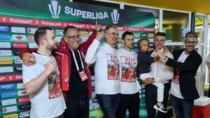 Dinamo București, de la fotbalul-șampanie trâmbițat din vestiar la țuica de pufoaică fotbalistică marca Nicolescu & Voicu. Iată culisele înșelătoriei care a făcut "câinii" să tremure la retrogradare în ultima etapă, dezvăluite într-o analiză de Gabriel Berceanu