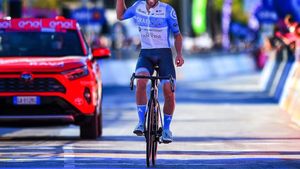 Șoc în Turul Italiei! Simon Yates a fost depistat pozitiv cu COVID-19. Victorie superbă pentru Alex Dowsett | VIDEO