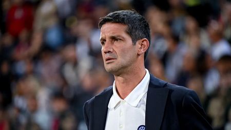 Veste cruntă pentru Cristi Chivu! Cât va lipsi titularul lui Inter, care s-a accidentat în meciul cu Slavia Praga