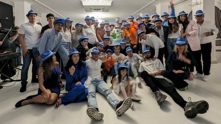 Imaginile momentului în România au fost obținute de ProSport! Sărbătoare de cinci stele la Hunedoara după câștigarea Cupei României, cu trofeul în prim-plan! Florin Maxim, așa cum nu l-ai mai văzut: „Corvinul să trăiască, echipa să înflorească”. FOTO&VIDEO EXCLUSIV