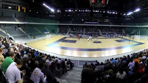 FOTO | Panoramă din noua arenă de la Cluj, de la partida „U” – Corona. Toate favoritele din handbalul feminin au câștigat fără emoții. Clasamentul după 12 runde