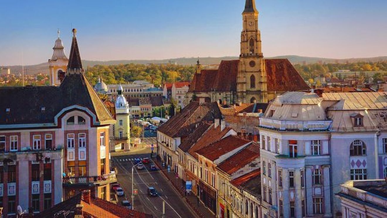 Expoziția "U100" a fost vandalizată! FOTO | Cum arată acum panourile care întruchipează legendele Universității