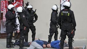 Nici Germania nu respectă protocolul sanitar impus de autorități! 40 de persoane arestate după o corona party în centrul orașului Frankfurt | FOTO