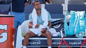 „N-am mai văzut așa ceva!”. Comentatorii TV au rămas uluiți când au văzut ce a cerut jucătorul de tenis să i se aducă pe teren