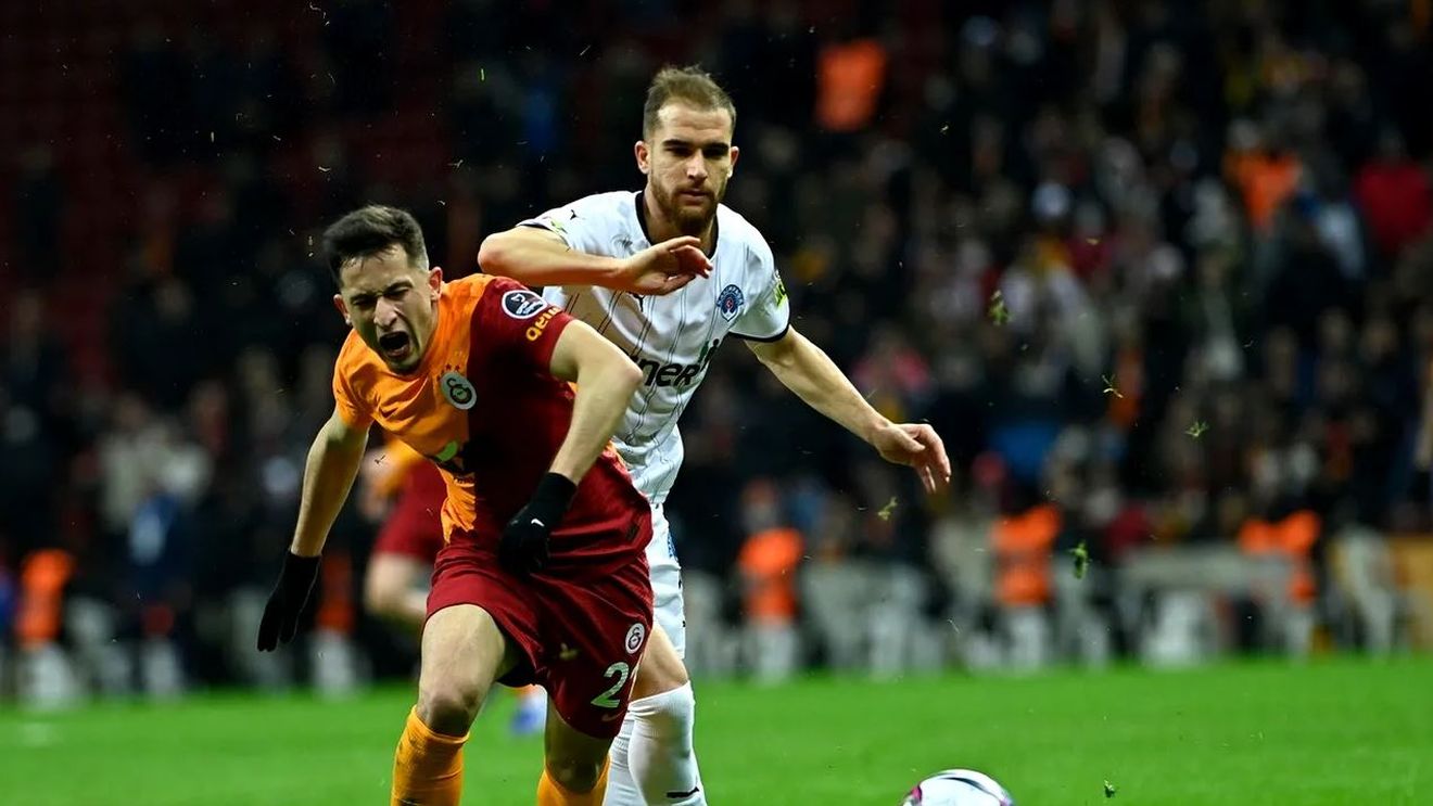 Galatasaray i-a adus înlocuitor lui Olimpiu Moruțan: fostul star de la Manchester United a ajuns la Istanbul