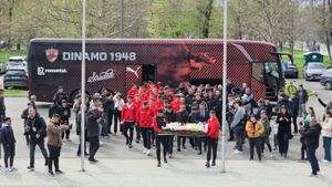Fotbaliștii lui Dinamo au venit să îi aducă un omagiu lui Mircea Lucescu. Au cărat cu greu coroana imensă din partea clubului