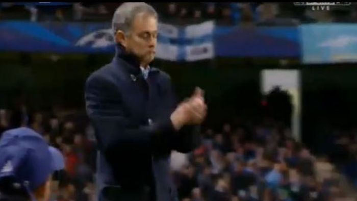 VIDEO: Mourinho a avut propriul meci cu City!** L-a imitat pe Mr. Bean și l-a luat peste picior pe arbitrul de tușă, când a arătat prelungirile