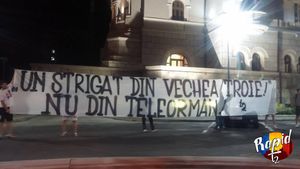 Noaptea în care fanii au spus NU operațiunii "Rapid pentru Partid": "Un strigăt din vechea Troie, nu din Teleorman!" / "Vrem Rapidul înapoi, dar n-o să ne mânjim și noi!". Suporterii de la T2 au protestat în fața Primăriei Sectorului 1