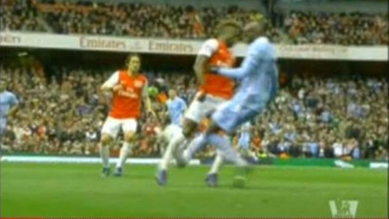 VIDEO Pantilimon și-a pus mâinile la ochi!** Balotelli a comis un fault prea BRUTAL și pentru Premier League!