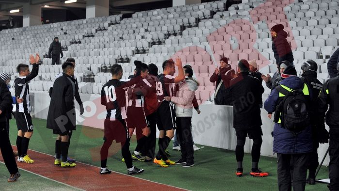 FOTO: Moment impresionant pe Cluj Arena. Fanii au coborât din tribune și i-au îmbrățișat pe jucători, după victoria în fața Oțelului
