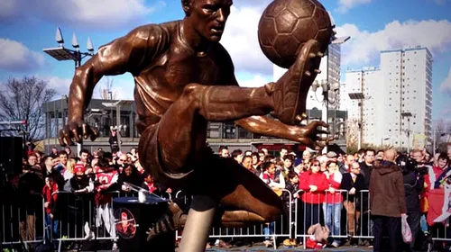 Bergkamp are de azi statuie la stadionul lui Arsenal