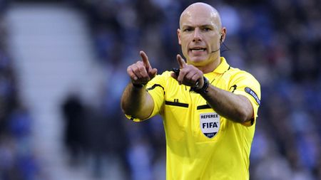 VIDEO Howard Webb cântă "You'll never walk alone" la o petrecere!** L-ai vedea pe Alexandru Tudor fredonând "Steaua e numai una"?