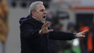 Marius Șumudică îi face praf, în direct, la TV, pe cei de la Rapid. „Toți sunt niște imbecili! Au ajuns rușinea Diviziei B” | VIDEO