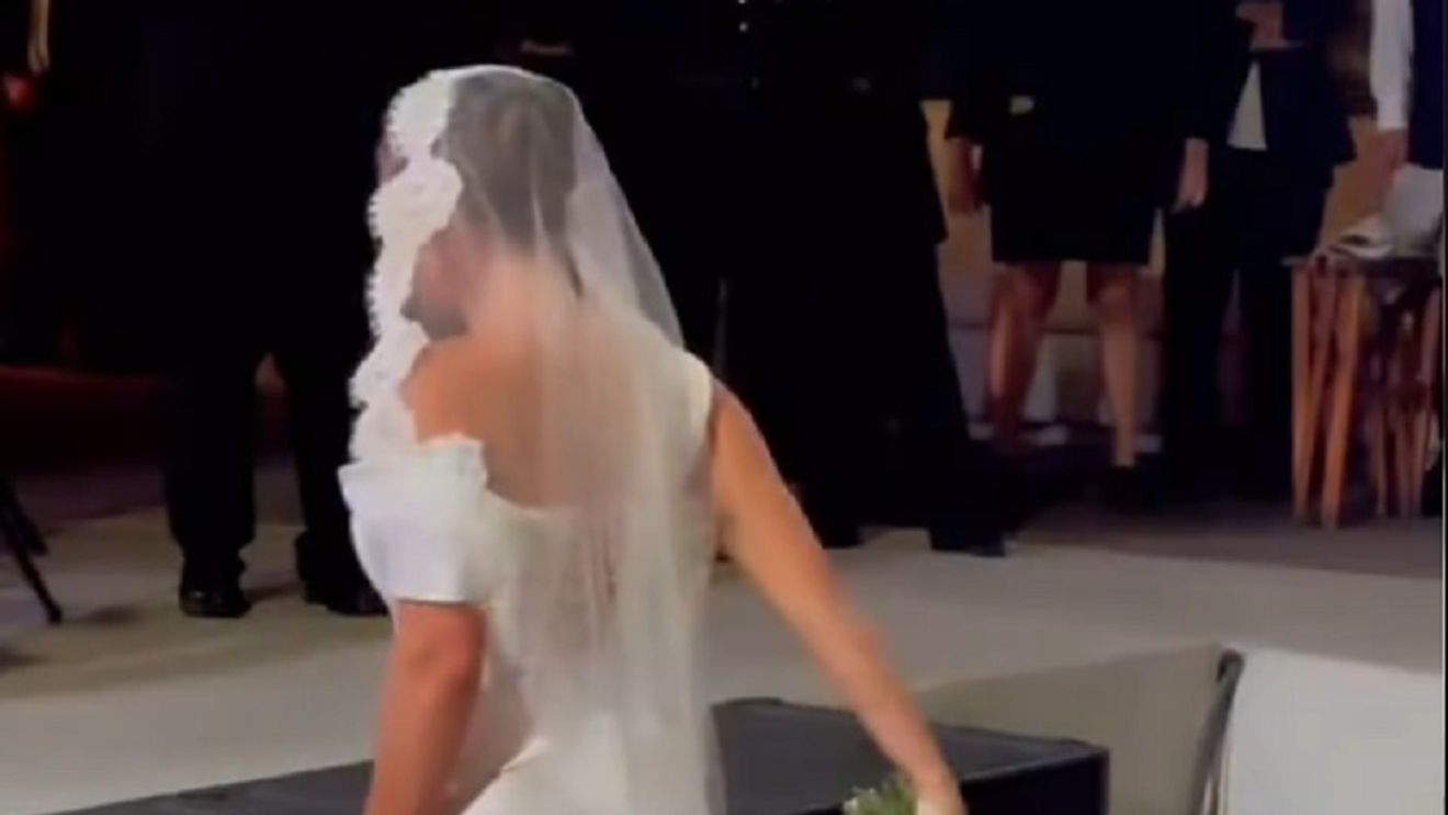 Ioana s-a întors cu spatele și a aruncat buchetul. Când au văzut cine l-a prins, toți invitații au început să râde în hohote