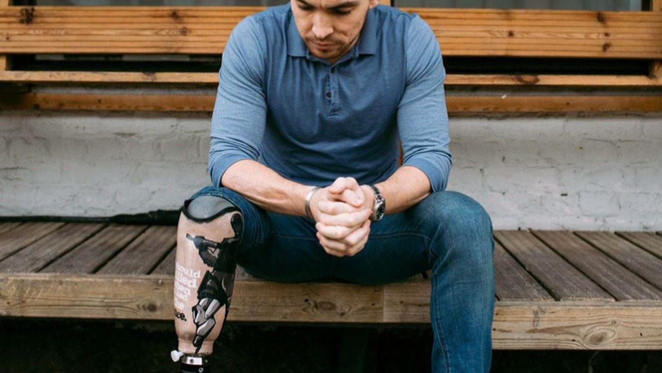 Cutremurător. Și-a tatuat "You'll never walk alone" pe piciorul drept, apoi a plecat în Afganistan. Ce a pățit acolo