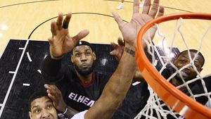 O victorie pentru câștigarea sezonului. Spurs, victorie în derby-ul Texasului