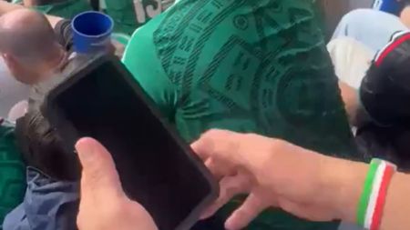 Un bărbat a scos ”telefonul” la Cupa Mondială și a făcut înconjurul lumii! Absolut nimeni nu se aștepta: ”Pe viață”