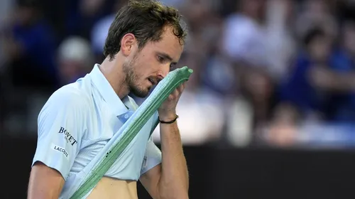 Rusul Daniil Medvedev a spart camera de la fileu cu racheta! Gestul de furie, nemaivăzut pe un teren de tenis, i-a uluit pe fanii de la Australian Open