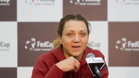 Patricia Țig își prezintă cu zâmbetul pe buze cel mai important trofeu câștigat în carieră | FOTO: Ce a pus pe masă după ce a învins-o în finala de la Karlsruhe pe jucătoarea care a oferit un moment nemaivăzut în tenis 