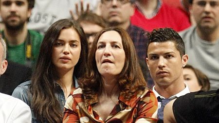 FOTO: Irina Shayk și Cristiano Ronaldo, "sesiune foto" la ultima ieșire în oraș. Cei doi au fost în centrul atenției la meciul Real Madrid - ȚSKA din Euroliga de baschet