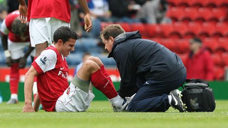 Van Persie va lipsi șase săptămâni! Ratează meciul cu Chelsea!