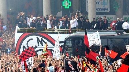 FOTO&VIDEO Milan sărbătorită de 50 de mii de fani!** "Diavolii" au dansat pe muzica lui Michael Jackson