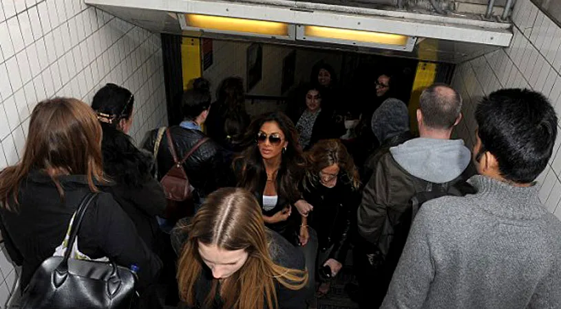 Iubita lui Lewis Hamilton, Nicole Scherzinger, a făcut furori în metroul londonez