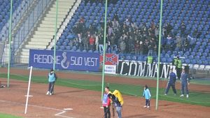 Scandal la meciul CFR-ului! Galeria gazdă a vrut să intre pe stadion cu un banner,** observatorul l-a interzis: "Nu îl accept eu" FOTO Mesajul care a creat tensiune în Oltenia