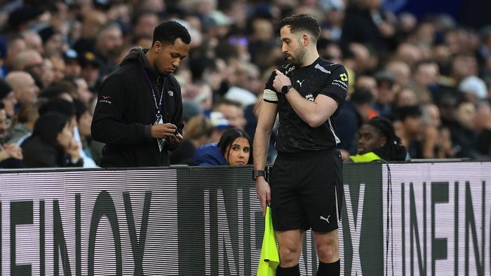 „E absolut ridicol! E RUȘINOS”. Radu Drăgușin, martor la un moment cum nu s-a mai văzut în derby-ul Tottenham – Arsenal