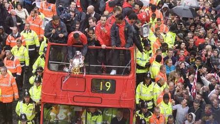 VIDEO** Ramos nu e lăsat să uite că a DISTRUS "Cupa" Spaniei! Vezi cum a râs Evra de spaniol la petrecerea lui Manchester