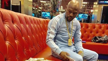 Fanii, anii, banii și dușmanii domnului Mayweather. De ce s-a pozat pugilistul cu un maldăr de 35 de teancuri de dolari, purtând la gât un lanț de aur cu diamante gros cât degetul, de care atârna un lingou de aur
