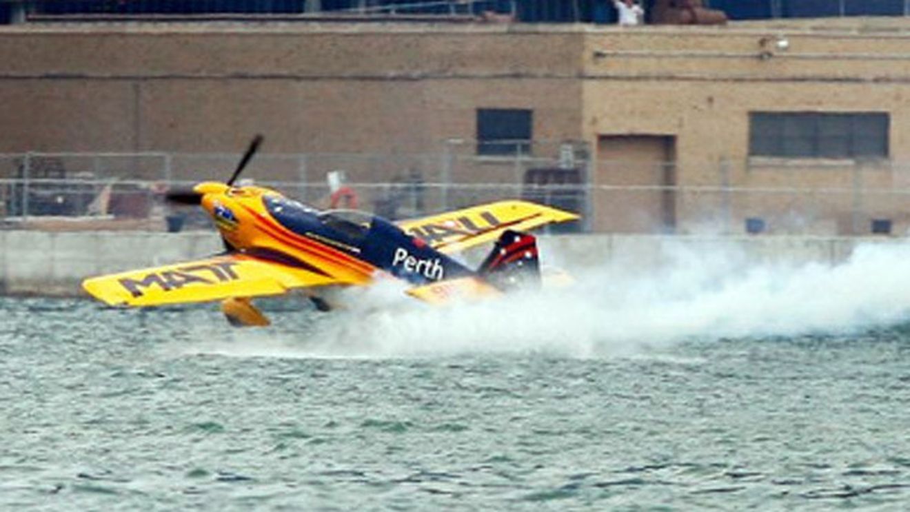 VIDEO SPECTACULOS **Un australian a fost la un pas de a plonja cu avionul în apă