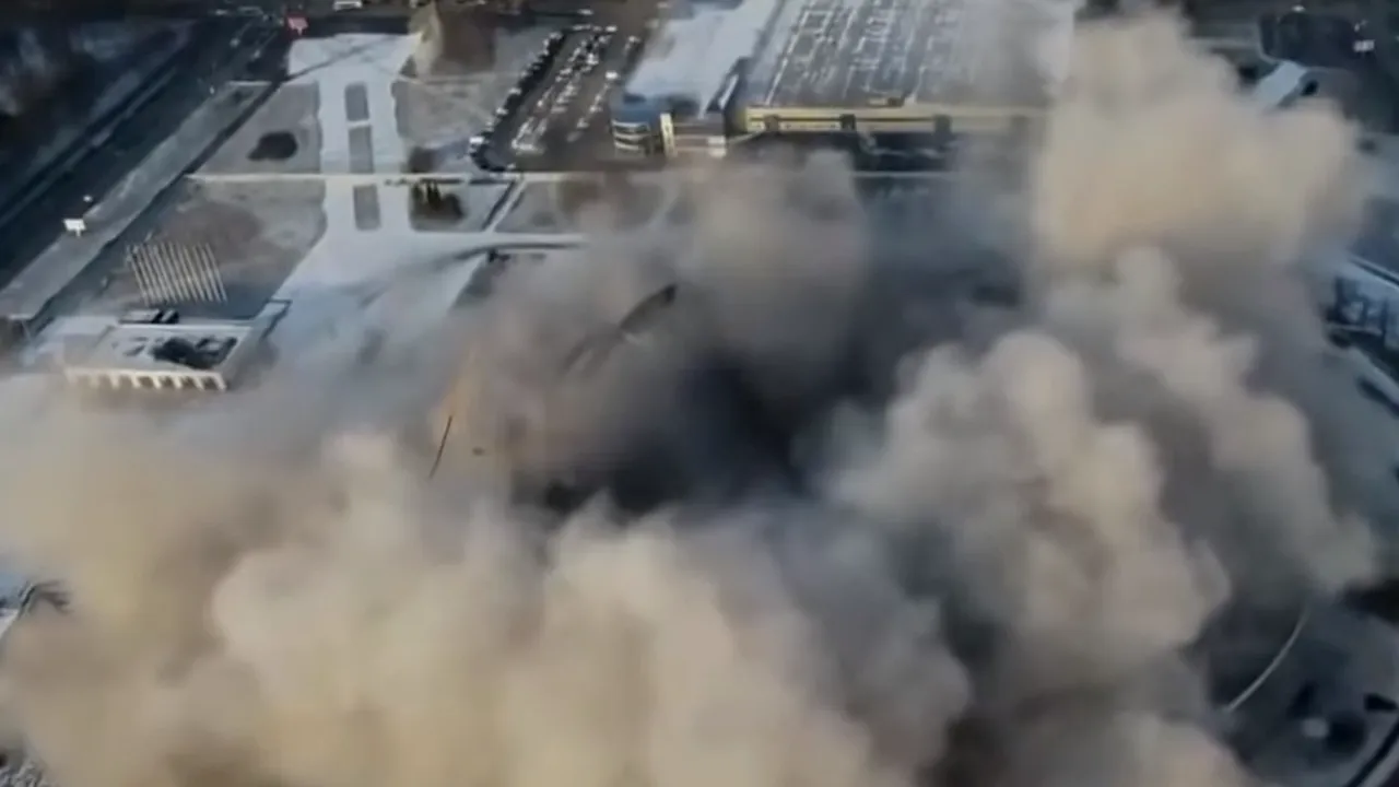 Dezastru în Rusia! Acoperișul unui stadion s-a prăbușit, iar o persoană a fost prinsă sub dărâmături | VIDEO